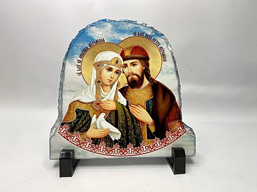 Икона «Святые Пётр и Феврония Муромские» на камне 15×15 см (на подставке)